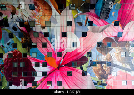 Dekorative Wand-Decke. Markthalle Rotterdam, Rotterdam, Niederlande. Architekt: MVRDV, 2014. Stockfoto