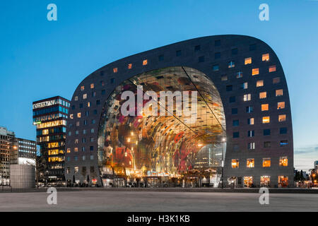 Höhe des geschwungenen Gebäude im Kontext. Markthalle Rotterdam, Rotterdam, Niederlande. Architekt: MVRDV, 2014. Stockfoto