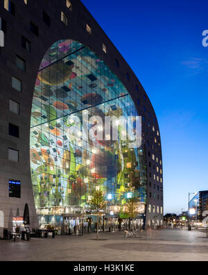 Seitliche Höhe geschwungenen Gebäude. Markthalle Rotterdam, Rotterdam, Niederlande. Architekt: MVRDV, 2014. Stockfoto