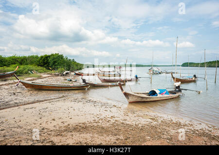 Angelboote/Fischerboote Parken am Mangroven Strand Stockfoto