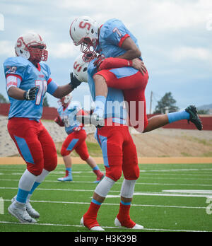 Albuquerque, NM, USA. 8. Oktober 2016. 100816.Sandia #7 Devin Woolsey, Top, feiert einen Touchdown mit #1 Jacob Archibeque, unten rechts, in der Nähe von #79 Cortez Largo, links, während am Samstag Spiel gegen Santa Fe in Wilson Field in Albuquerque, NM, 8. Oktober 2016. © Marla Brose/Albuquerque Journal/ZUMA Draht/Alamy Live-Nachrichten Stockfoto