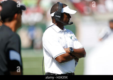 City, Florida, USA. 8. Oktober 2016. OCTAVIO JONES | Zeiten. South Florida Bulls head Coach Willie Taggart an der Seitenlinie während des dritten Quartals im Raymond James Stadium in Tampa, Florida auf Samstag, 8. Oktober 2016. USF besiegt East Carolina 38 bis 22. © Octavio Jones/Tampa Bay Times / ZUMA Draht/Alamy Live News Stockfoto