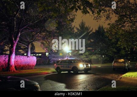 New York, USA. 8. Oktober 2016. In der Nähe eine Zugentgleisung in New Hyde Park Station, Long Island, New York, USA, 8. Oktober 2016 ist ein Polizeifahrzeug gesehen. Mehrere Verletzungen wurden gemeldet, wenn eine s-Bahn auf der Long Island Rail Road (LIRR) in den US-Bundesstaat New York laufen am Samstagabend entgleiste. © Yuan Yue/Xinhua/Alamy Live-Nachrichten Stockfoto