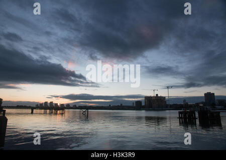 Fluß Themse, Woolwich, London, UK, Sonntag, 9. Oktober 2016. UK-Wetter: sonnig an Herbstmorgen im Morgengrauen über Themse bei Woolwich Credit: WansfordPhoto/Alamy Live News Stockfoto