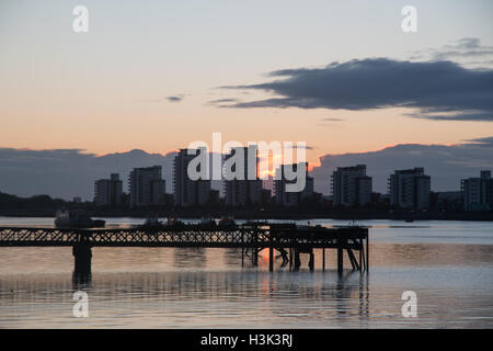 Fluß Themse, Woolwich, London, UK, Sonntag, 9. Oktober 2016. UK-Wetter: sonnig an Herbstmorgen bei Sonnenaufgang über neue Wohnblocks mit Blick auf die Themse. In den letzten Jahren wurden in Woolwichs wichtigsten Entwicklungszone, Marke Royal Arsenal Riverside mit 3.000 mehr kommen 2.000 neue Häuser gebaut. Das Gebiet verfügt über Links zu Central London durch das DLR wird auch von Crossrail, was bedeutet, dass ab 2018 Direktverbindungen nach Canary Wharf, dem West End und Heathrow werden bedient werden. Bildnachweis: WansfordPhoto/Alamy Live-Nachrichten Stockfoto