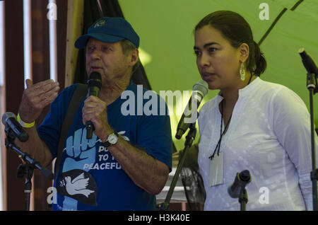 Nogales, Arizona, USA. 8. Oktober 2016. Schule der Americas Watch-Gründer ROY BOURGEOIS Speakst an die Öffentlichkeit. Hunderte von Aktivisten trafen sich in Arizona und Nogales, Sonora (Mexiko), an der School of Americas Watch Grenze Encuentro teilzunehmen. Unter anderem denunziert Demonstranten militärische und wirtschaftliche Intervention der USA in Nord-und Südamerika sowie die Militarisierung der Grenzen und die Kriminalisierung der Migration. Graham © Charles Hunt/ZUMA Draht/Alamy Live-Nachrichten Stockfoto