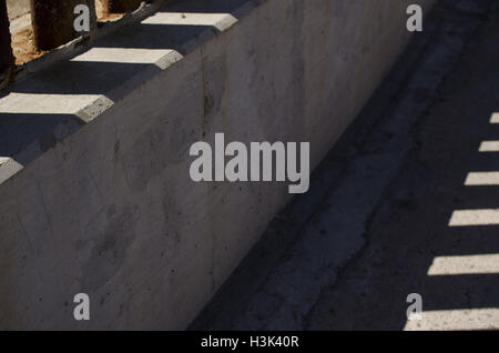 Nogales, Arizona, USA. 8. Oktober 2016. Die U.S./Mexico-Grenzmauer wirft einen Schatten. Hunderte von Aktivisten trafen sich in Arizona und Nogales, Sonora (Mexiko), an der School of Americas Watch Grenze Encuentro teilzunehmen. Unter anderem denunziert Demonstranten militärische und wirtschaftliche Intervention der USA in Nord-und Südamerika sowie die Militarisierung der Grenzen und die Kriminalisierung der Migration. Graham © Charles Hunt/ZUMA Draht/Alamy Live-Nachrichten Stockfoto