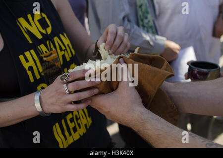 Nogales, Arizona, USA. 8. Oktober 2016. Teilnehmer in einen ökumenischen Gottesdienst teilen Kommunion. Hunderte von Aktivisten trafen sich in Arizona und Nogales, Sonora (Mexiko), an der School of Americas Watch Grenze Encuentro teilzunehmen. Unter anderem denunziert Demonstranten militärische und wirtschaftliche Intervention der USA in Nord-und Südamerika sowie die Militarisierung der Grenzen und die Kriminalisierung der Migration. Graham © Charles Hunt/ZUMA Draht/Alamy Live-Nachrichten Stockfoto