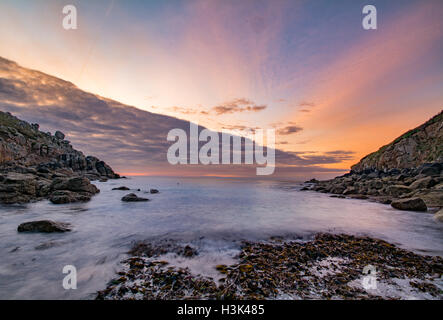 Porthgwarra, Cornwall, UK. 9. Oktober 2016. Großbritannien Wetter. Die Sonne geht über Porthgwarra, Drehort der Darsteller Aidan Turner Poldark "Nacktbaden" Szene. Zwei Dichtungen waren das Morgenlicht in der Nähe von Land erhalten. Bildnachweis: Simon Maycock/Alamy Live-Nachrichten Stockfoto