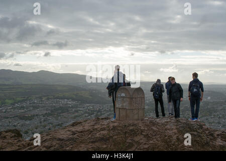 Edinburgh, Schottland, Vereinigtes Königreich, Samstag, 8. Oktober 2016. Eine Gruppe von Menschen an der Spitze von Arthurs Seat, von Stevenson als "ein Hügel für Größe, einen Berg aufgrund seiner kühnen Design" bezeichnet. © InfotronTof/Alamy Live-Nachrichten Stockfoto