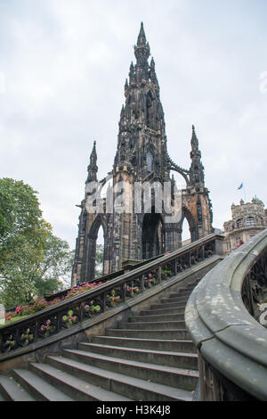 Edinburgh, Schottland, Vereinigtes Königreich, Samstag, 8. Oktober 2016. Das Scott Monument an der Princes Street besichtigt werden und bietet eine fantastische Aussicht von oben. © InfotronTof/Alamy Live-Nachrichten Stockfoto