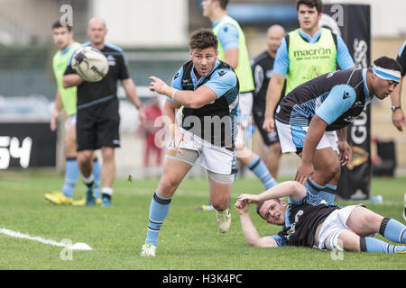 Parma,Italy.08th Oktober 2016. Ali Price für Glasgow Warriors geht der Ball bei warmem bis in Guinness Pro 12 © Massimiliano Carnabuci/Alamy Nachrichten Stockfoto