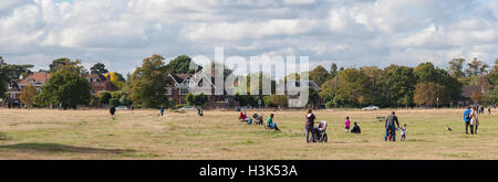 Wimbledon Common, London, UK. 9. Oktober 2016. Familien Flanieren auf dem gemeinsamen Herbst Sonntagmorgen. Bildnachweis: Malcolm Park Leitartikel/Alamy Live-Nachrichten. Stockfoto