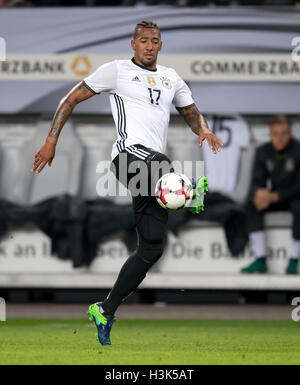 Hamburg, Deutschland. 8. Oktober 2016. Jerome Boateng in Aktion während der Fußball-Weltmeisterschaft Gruppe Bühne Qualifikation match zwischen Deutschland und der Tschechischen Republik in Hamburg, Deutschland, 8. Oktober 2016. Foto: Thomas Eisenhuth/Dpa/Alamy Live News Stockfoto