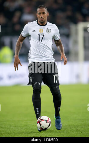 Hamburg, Deutschland. 8. Oktober 2016. Jerome Boateng in Aktion während der Fußball-Weltmeisterschaft Gruppe Bühne Qualifikation match zwischen Deutschland und der Tschechischen Republik in Hamburg, Deutschland, 8. Oktober 2016. Foto: Thomas Eisenhuth/Dpa/Alamy Live News Stockfoto