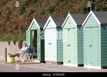 Bournemouth, Dorset, UK. 9. Oktober 2016. UK-Wetter: herrlicher warmer, sonniger Tag in Bournemouth Strände als Besucher gehen ans Meer, die Sonne Kredit genießen: Carolyn Jenkins/Alamy Live News Stockfoto