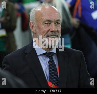 Nationale Fußball-Stadion im Windsor Park, Belfast, Nordirland.  8. Oktober 2016. Anlässlich den offiziellen fand Eröffnung des nationalen Fußballstadion im Windsor Park in Belfast (die Wiederentwicklung des alten Windsor Park) eine Runde von Nordirland Legenden rund um das Stadion. Ehemalige Nordirland Manager und Spieler Sammy McIlroy bei der Veranstaltung. David Hunter/Alamy Live-Nachrichten. Stockfoto