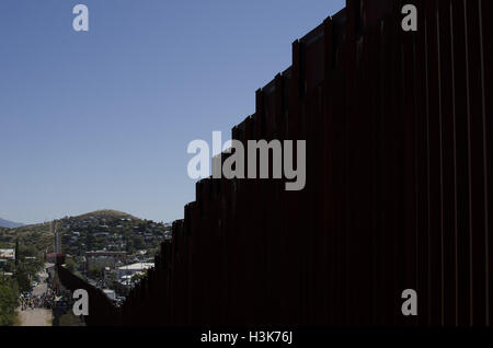 Nogales, Arizona, USA. 8. Oktober 2016. Hunderte von Aktivisten trafen sich in Arizona und Nogales, Sonora (Mexiko), an der School of Americas Watch Grenze Encuentro teilzunehmen. Unter anderem denunziert Demonstranten militärische und wirtschaftliche Intervention der USA in Nord-und Südamerika sowie die Militarisierung der Grenzen und die Kriminalisierung der Migration. Graham © Charles Hunt/ZUMA Draht/Alamy Live-Nachrichten Stockfoto