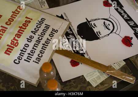 Nogales, Arizona, USA. 8. Oktober 2016. Protest Zeichen prangern die Behandlung von Einwanderern. Hunderte von Aktivisten trafen sich in Arizona und Nogales, Sonora (Mexiko), an der School of Americas Watch Grenze Encuentro teilzunehmen. Unter anderem denunziert Demonstranten militärische und wirtschaftliche Intervention der USA in Nord-und Südamerika sowie die Militarisierung der Grenzen und die Kriminalisierung der Migration. Graham © Charles Hunt/ZUMA Draht/Alamy Live-Nachrichten Stockfoto