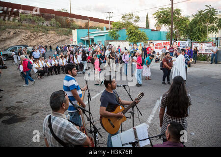 Nogales, Mexiko. Nogales Bischof José Leopoldo González González gibt Kommunion während der Messe auf dem Gelände, wo 16-j hrige Jose Antonio Elena Rodriguez im Oktober 2012 von 10 Schüssen jenseits der Grenze von einem Border Patrol Agent getötet wurde. Bildnachweis: Jim West/Alamy Live-Nachrichten Stockfoto