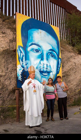 Nogales, Mexiko. Nogales Bischof José Leopoldo González González widmet ein Gemälde der 16-j hrige Jose Antonio Elena Rodriguez, der im Oktober 2012 von 10 Schüssen jenseits der Grenze von einem Border Patrol Agent getötet wurde. Mit Jose Antonio Mutter (Mitte) gewidmet der Bischof das Gemälde nach der Feier der Masse unter den Grenzzaun an der Stelle, wo die Teenager getötet wurde. Bildnachweis: Jim West/Alamy Live-Nachrichten Stockfoto