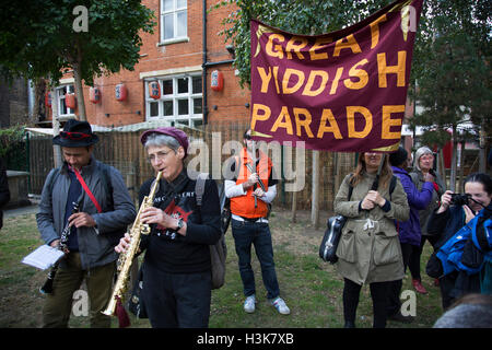 London, UK. 9. Oktober 2016. Großartige jiddische Parade Band spielt in Alta Ali Park während der Kabel Straße 80 März und Rallye durch Whitechapel anlässlich des 80. Jahrestages der Schlacht von Cable Street am 9. Oktober 2016 in London, Vereinigtes Königreich. Die Demonstration markiert den Tag, wenn Zehntausende von Menschen in Ostende, zusammen mit anderen, die kamen, sie zu unterstützen Oswald Mosleys British Union of Fascists Invasion der jüdischen Bereiche des East End verhindert. Bildnachweis: Michael Kemp/Alamy Live-Nachrichten Stockfoto