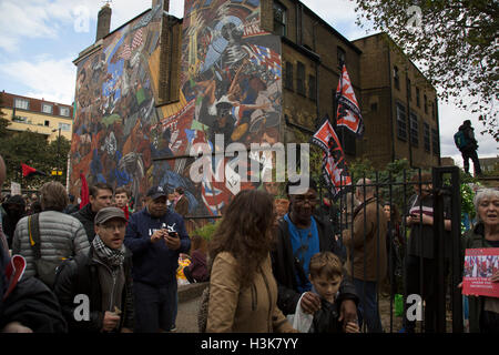 London, UK. 9. Oktober 2016. Anti-Faschisten versammeln sich vor dem Battle of Cable Street Wandbild in St Georges Gärten während des Marsches Kabel Straße 80 und Rallye durch Whitechapel anlässlich des 80. Jahrestages der Schlacht von Cable Street am 9. Oktober 2016 in London, Vereinigtes Königreich. Die Demonstration markiert den Tag, wenn Zehntausende von Menschen in Ostende, zusammen mit anderen, die kamen, sie zu unterstützen Oswald Mosleys British Union of Fascists Invasion der jüdischen Bereiche des East End verhindert. Bildnachweis: Michael Kemp/Alamy Live-Nachrichten Stockfoto