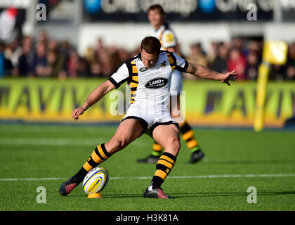 LONDON, ENGLAND - 9. Oktober 2016: Jimmy Gopperth (c) findet eine Strafe Zecke während Aviva Premiership Spiel zwischen Sarazenen und Wespen im Allianz-Park am Sonntag. Bildnachweis: Taka Wu/Alamy Live-Nachrichten Stockfoto