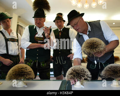 Mittenwald, Deutschland. 9. Oktober 2016. Mitglieder der Jury überprüfen Gamsbaerte (buchstäblich, "Gemsen Bärte"), Haarbüschel traditionell entnommen wie eine Jagdtrophäe Gemsen, eine Ziege-ähnliches Tier allgemein gefunden in den alpinen Regionen in Mittenwald, Deutschland, 9. Oktober 2016. Der 28. Gamsbart-Olympiade schließt Kategorien für dekorative Pinsel von Hirschen, Gämsen und Dachse. Foto: Angelika Warmuth/Dpa/Alamy Live News Stockfoto