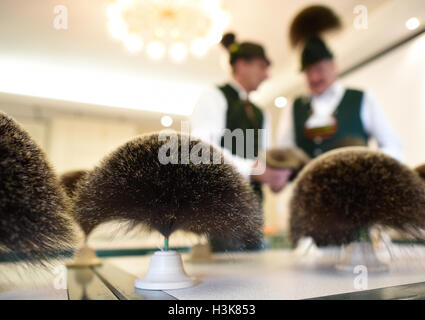 Mittenwald, Deutschland. 9. Oktober 2016. Mitglieder der Jury überprüfen Gamsbaerte (buchstäblich, "Gemsen Bärte"), Haarbüschel traditionell entnommen wie eine Jagdtrophäe Gemsen, eine Ziege-ähnliches Tier allgemein gefunden in den alpinen Regionen in Mittenwald, Deutschland, 9. Oktober 2016. Der 28. Gamsbart-Olympiade schließt Kategorien für dekorative Pinsel von Hirschen, Gämsen und Dachse. Foto: Angelika Warmuth/Dpa/Alamy Live News Stockfoto