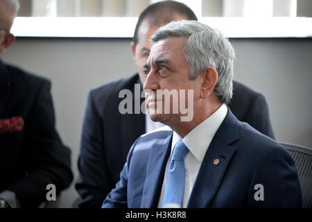 Cambridge, Massachusetts, USA. 29. März 2016. Armenische Präsident SERGE SARGSYAN besucht Moderna Therapeutika in Cambridge bei Boston Bein von seinem Besuch in den Vereinigten Staaten. © Kenneth Martin/ZUMA Draht/Alamy Live-Nachrichten Stockfoto