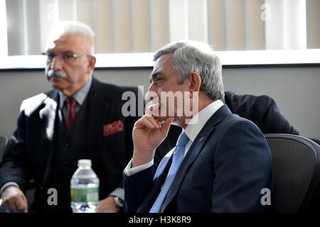Cambridge, Massachusetts, USA. 29. März 2016. Armenische Präsident SERGE SARGSYAN besucht Moderna Therapeutika in Cambridge bei Boston Bein von seinem Besuch in den Vereinigten Staaten. © Kenneth Martin/ZUMA Draht/Alamy Live-Nachrichten Stockfoto