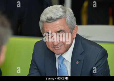 Cambridge, Massachusetts, USA. 29. März 2016. Präsident von Armenien SERGE SARGSYAN spricht mit Nicolas Negroponte des MIT Media Lab © Kenneth Martin/ZUMA Draht/Alamy Live News Stockfoto
