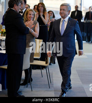 Cambridge, Massachusetts, USA. 29. März 2016. Armenische Präsident SERGE SARGSYAN Eingabe Samberg Zentrum des Massachusetts Institute of Technology (MIT) für die LUYS FOUNDATION Gala-Abend. © Kenneth Martin/ZUMA Draht/Alamy Live-Nachrichten Stockfoto