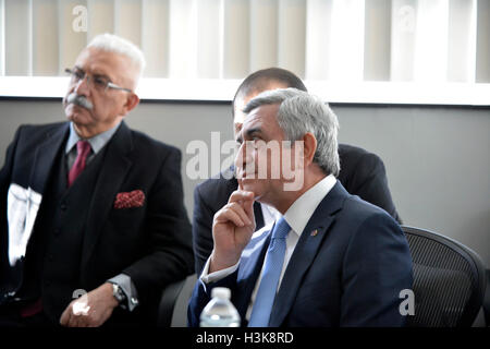 Cambridge, Massachusetts, USA. 29. März 2016. Armenische Präsident SERGE SARGSYAN besucht Moderna Therapeutika in Cambridge bei Boston Bein von seinem Besuch in den Vereinigten Staaten. © Kenneth Martin/ZUMA Draht/Alamy Live-Nachrichten Stockfoto