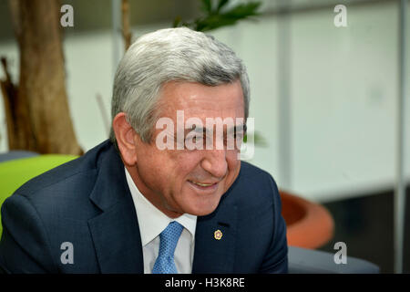 Cambridge, Massachusetts, USA. 29. März 2016. Armenische Präsident SERGE SARGSYAN am M.I.T. Meda Lab für ein Treffen mit Nicolas Negroponte. © Kenneth Martin/ZUMA Draht/Alamy Live-Nachrichten Stockfoto