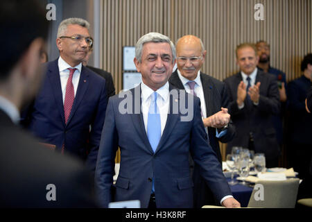 Cambridge, Massachusetts, USA. 29. März 2016. Armenische Präsident SERGE SARGSYAN Eingabe Samberg Zentrum des Massachusetts Institute of Technology (MIT) für die LUYS FOUNDATION Gala-Abend. © Kenneth Martin/ZUMA Draht/Alamy Live-Nachrichten Stockfoto