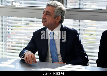 Cambridge, Massachusetts, USA. 29. März 2016. Armenische Präsident SERGE SARGSYAN Besuche des MIT Media Lab in Cambridge bei Boston Bein von seinem Besuch in den Vereinigten Staaten. © Kenneth Martin/ZUMA Draht/Alamy Live-Nachrichten Stockfoto