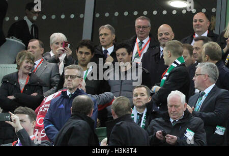 Nationale Fußball-Stadion im Windsor Park, Belfast, Nordirland.  8. Oktober 2016. Anlässlich den offiziellen fand Eröffnung des nationalen Fußballstadion im Windsor Park in Belfast (die Wiederentwicklung des alten Windsor Park) eine Runde von Nordirland Legenden rund um das Stadion. Auch die Veranstaltung von der Tribüne aus beobachten waren Golfer Rory McIlroy (Mitte) Marco Van Basten (links hinter McIlroy) und Gianni Infantino (auf der rechten Seite hinter McIlroy) des FIFA-Präsidenten. Herr Infantino hat das Stadion offiziell eröffnet. David Hunter/Alamy Live-Nachrichten. Stockfoto