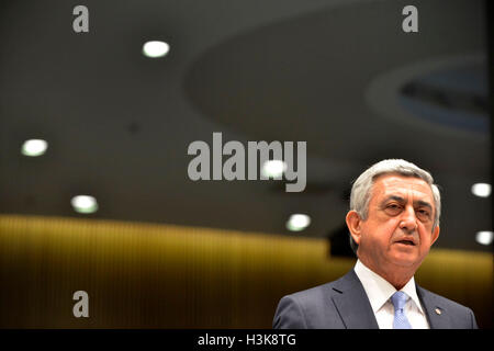 Cambridge, Massachusetts, USA. 29. März 2016. Armenische Präsident SERGE SARGSYAN anlässlich der Samberg Mitte des Massachusetts Institute of Technology (MIT) für die LUYS FOUNDATION Gala-Abend. © Kenneth Martin/ZUMA Draht/Alamy Live-Nachrichten Stockfoto