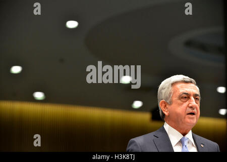 Cambridge, Massachusetts, USA. 29. März 2016. Armenische Präsident SERGE SARGSYAN anlässlich der Samberg Mitte des Massachusetts Institute of Technology (MIT) für die LUYS FOUNDATION Gala-Abend. © Kenneth Martin/ZUMA Draht/Alamy Live-Nachrichten Stockfoto