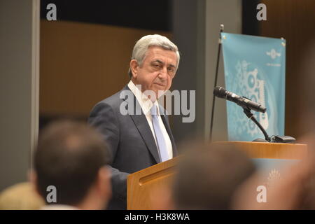 Cambridge, Massachusetts, USA. 29. März 2016. Armenische Präsident SERGE SARGSYAN anlässlich der Samberg Mitte des Massachusetts Institute of Technology (MIT) für die LUYS FOUNDATION Gala-Abend. © Kenneth Martin/ZUMA Draht/Alamy Live-Nachrichten Stockfoto
