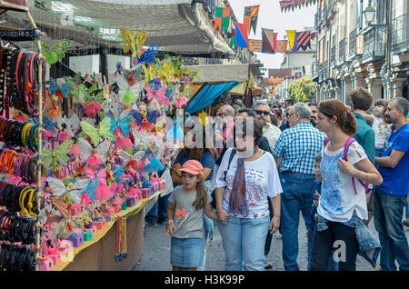 Alcala De Henares, Spanien. 8. Oktober 2016. Mittelalterliche Feen Shop. Menschen zu Fuß durch die Calle Mayor von Alcala De Henares Stadtzentrum. Cervantino Markt. (7th-12th Oktober 2016). Zahlreiche kulturelle Aktivitäten sind rund um die universelle Figur des berühmten Schriftstellers Miguel de Cervantes und der mittelalterlichen Epoche gemacht. Der größte mittelalterliche Markt Europas, ist heutzutage auf den Straßen von der historischen Mitte von Alcala De Henares, UNESCO-Welterbe (Madrid - Spanien) organisiert. Bildnachweis: Russet Apfel/Alamy Live News Stockfoto