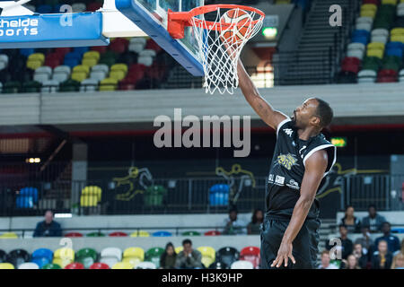 London, UK, 9. Oktober 2016. London-Lions schlagen Plymouth Raiders 105 Vs 79 in der BBL-Cup-Spiel. London-Lion Zaire Taylor (11) macht den Korb.   Bildnachweis: Pmgimaging/Alamy Live-Nachrichten Stockfoto