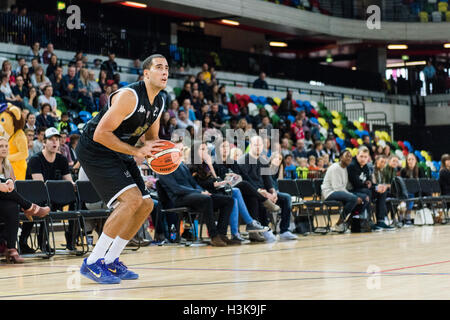 London, UK, 9. Oktober 2016. London-Lions schlagen Plymouth Raiders 105 Vs 79 in der BBL-Cup-Spiel. London-Lion Kai Williams (23) auf der Suche nach einem Raum. Bildnachweis: Pmgimaging/Alamy Live-Nachrichten Stockfoto