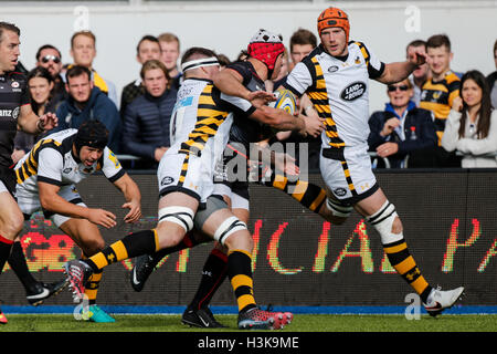 Barnet Copthall, London, UK. 9. Oktober 2016. Aviva Premiership Rugby. Sarazenen gegen Wespen. Schalk Briten der Sarazenen von Matt Symons von Wespen in Angriff genommen wird. Endstand: 30-14 Sarazenen Wespen. Bildnachweis: Aktion Plus Sport/Alamy Live-Nachrichten Stockfoto