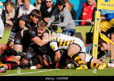 Barnet Copthall, London, UK. 9. Oktober 2016. Aviva Premiership Rugby. Sarazenen gegen Wespen. Mako Vunipola der Sarazenen punktet beim ersten Versuch des Spiels. Endstand: 30-14 Sarazenen Wespen. Bildnachweis: Aktion Plus Sport/Alamy Live-Nachrichten Stockfoto