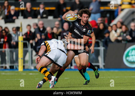 Barnet Copthall, London, UK. 9. Oktober 2016. Aviva Premiership Rugby. Sarazenen gegen Wespen. Marcelo Bosch Sarazenen von Marty Moore der Wespen in Angriff genommen wird. Endstand: 30-14 Sarazenen Wespen. Bildnachweis: Aktion Plus Sport/Alamy Live-Nachrichten Stockfoto
