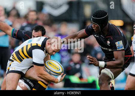 Barnet Copthall, London, UK. 9. Oktober 2016. Aviva Premiership Rugby. Sarazenen gegen Wespen. Tommy Taylor von Wespen von Maro Itoje der Sarazenen in Angriff genommen wird. Endstand: 30-14 Sarazenen Wespen. Bildnachweis: Aktion Plus Sport/Alamy Live-Nachrichten Stockfoto