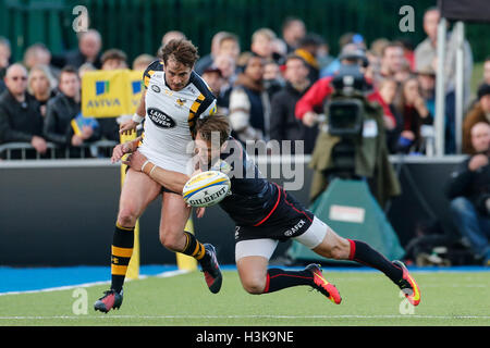 Barnet Copthall, London, UK. 9. Oktober 2016. Aviva Premiership Rugby. Sarazenen gegen Wespen. Danny Cipriani von Wespen von Chris Wyles Sarazenen in Angriff genommen wird. Endstand: 30-14 Sarazenen Wespen. Bildnachweis: Aktion Plus Sport/Alamy Live-Nachrichten Stockfoto
